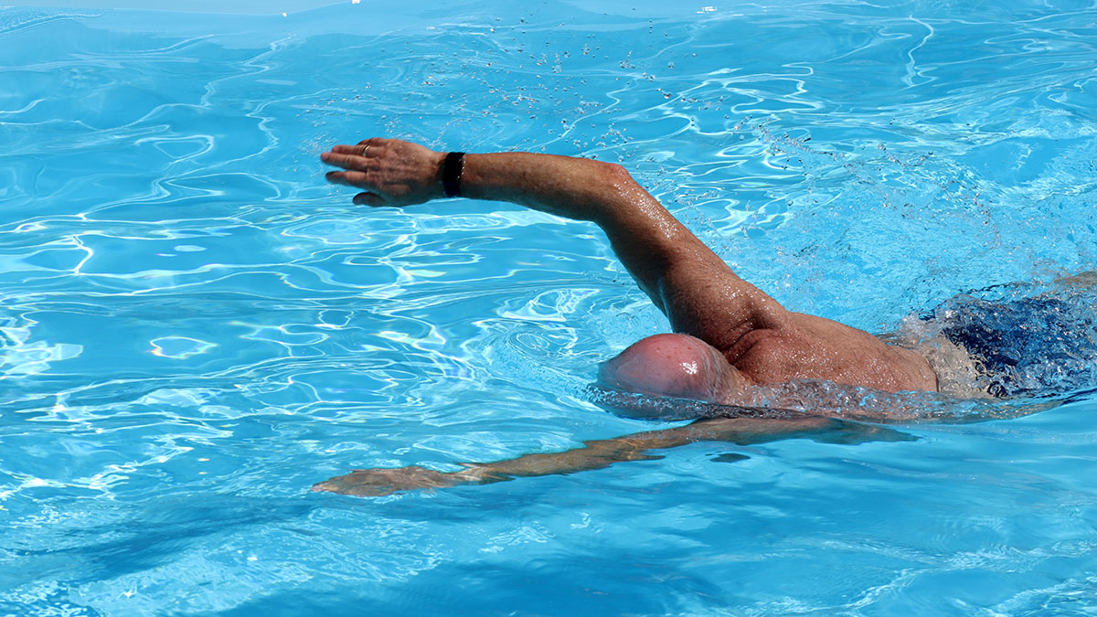 Hans Mom in het zwembad van pension Monteneu